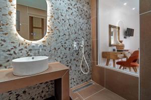 斯基亚索斯镇马尔吉公寓的一间带水槽和镜子的浴室