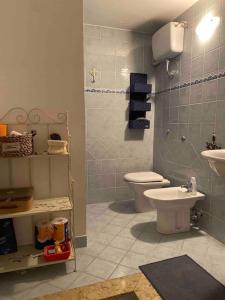 AteletaCasa Pet-Friendly ad Ateleta的一间带卫生间和水槽的浴室