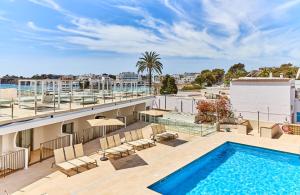 埃斯卡纳Leonardo Suites Hotel Ibiza Santa Eulalia的建筑屋顶上设有游泳池的公寓