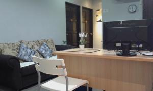 瓜埠贝斯特赛文旅馆的办公室,配有一张桌子、一台电脑和一张沙发
