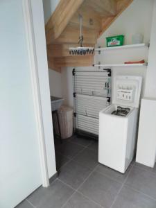 安格雷ANGLET petite Maison à 2 kms des plages et de Biarritz的小厨房配有洗衣机和烘干机