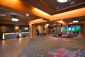 富士河口湖花水庭酒店的大型大堂,地板上铺着大地毯