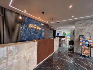伦斯波城北里瑞拉思餐厅酒店的餐厅内的酒吧,设有大理石柜台