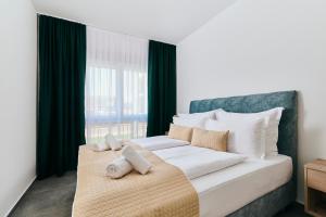 乌马格Apartments San Maris的卧室配有一张大白色床和窗户