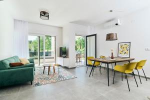 乌马格Apartments San Maris的客厅配有绿色沙发和桌子