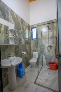 维利波吉The Sea House Velipoje的带淋浴、盥洗盆和卫生间的浴室