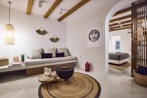 埃尔莫波利斯Syroc Maison的一间带床和地毯的客厅