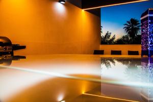 阿德耶Luxury Apartment的一间设有玻璃桌和喷泉的房间