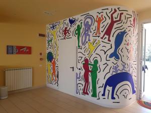 蒂勒尼亚Eliopoli Beach Hostel & Restaurant的一间涂有涂鸦墙的房间