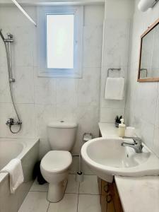 皮尔瓦利亚Sayers Beachfront Villa的白色的浴室设有卫生间和水槽。