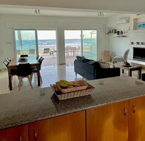 皮尔瓦利亚Sayers Beachfront Villa的厨房和客厅,享有海景