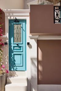 埃尔莫波利斯Syroc Maison的房子边的蓝色门