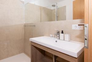 皮兰The Best View House的浴室配有白色水槽和淋浴。