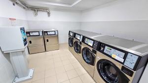 罗萨诺Aparthotel Codex的洗衣房配有3台洗衣机