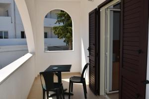 维耶斯泰马焦雷酒店的阳台配有桌椅和窗户
