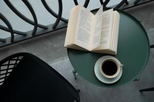 萨克德佐尔镇RIS Holiday Apartments Tsaghkadzor的桌上的书,喝杯咖啡