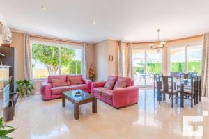 卡尔佩Villa Casanova - Grupo Turis的客厅配有两张红色的沙发和一张桌子
