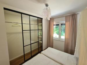 普拉Black & White的卧室配有大型玻璃衣柜和吊灯。