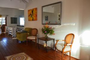 金斯敦The Milligan的客厅配有椅子和墙上的镜子