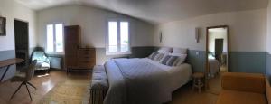 Saint-Michel-lʼObservatoireL’OBSERVATOIRE的卧室配有一张床、一张书桌和窗户。