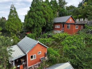 Hualing云享栈 的一座种植了树木的山丘上的橘子房子