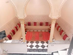 马拉喀什Riad Nour Travel-Les Riads Nour Resorts的一间设有一张床和 ⁇ 板地板的客房