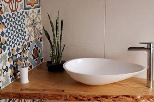 JuncalCasa Emília & Alda的浴室内木制桌子上的白色浴缸