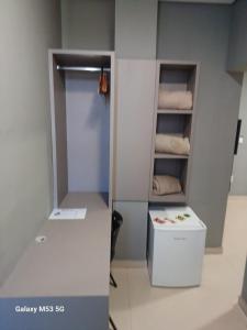 皮乌米Ribs Hotel的浴室设有衣柜和毛巾。