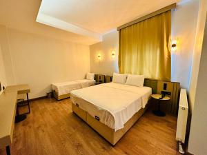 伊斯坦布尔Nice Royal Suite的酒店客房设有两张床和窗户。