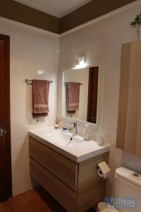 普拉亚布兰卡VILLAZUL by Villitas的一间带水槽、镜子和卫生间的浴室