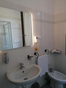CastellaroCasa Laghetto的白色的浴室设有水槽和镜子