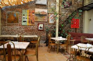 利沃夫Hotel Irena的一间带桌椅的餐厅以及砖墙