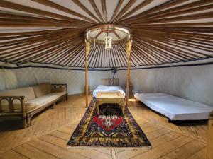 HurielL'alternatif的圆顶帐篷内带两张床和地毯的房间