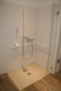 博尔库姆Hotel Inselhof Borkum的带淋浴的浴室,带玻璃门