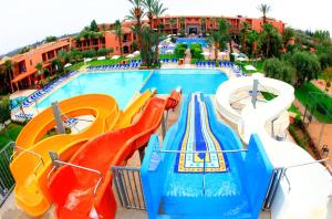 马拉喀什拉布兰达塔加水上公园酒店的度假村内带水滑梯的游泳池