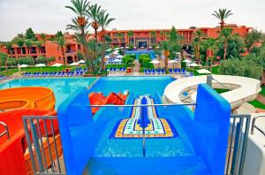 马拉喀什拉布兰达塔加水上公园酒店的度假村的游泳池,带滑梯