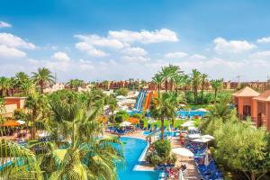 马拉喀什拉布兰达塔加水上公园酒店的一个带游泳池和水上公园的度假胜地