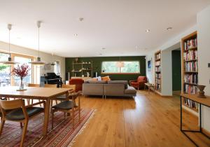 爱丁堡Kingswood的客厅配有桌子和沙发