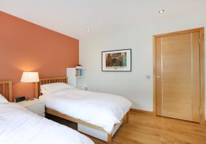 爱丁堡Kingswood的一间卧室设有两张床和一扇门