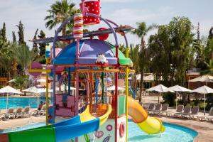 马拉喀什Labranda Rose Aqua Parc的度假村游泳池里的一个色彩缤纷的水滑梯