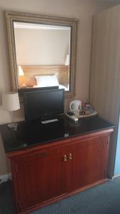 伦敦赛古酒店的一张桌子,里面配有电视和镜子