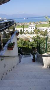 伏罗拉Marina Appartamenti的一套海景楼梯