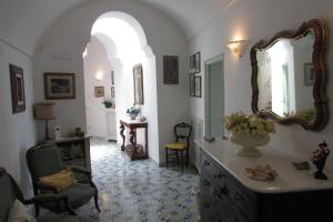 阿特拉尼Domus Claudia的客房设有带镜子的梳妆台和椅子。
