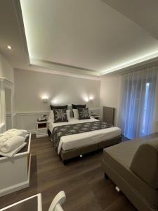 费拉迪普利米罗伊索拉贝拉健康酒店的一间卧室设有两张床和窗户。