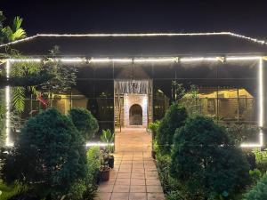 Lê VinhNgoc Linh Villas的一座带庭院的建筑,庭院里绿灯和植物