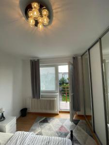塞内奇4 Bedroom Elegant, beautiful and spacious home with a botanical garden的卧室设有天花板吊灯。