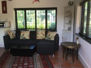 灵格弗尔德The Garth Guest Suite Studio Cottage的客厅配有沙发和桌子