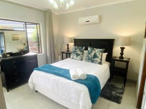 圣卢西亚Pelican's Nest Holiday Home St Lucia的一间卧室配有一张大床和镜子