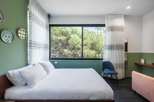 海法Carmel Suites by Olala Homes的一间卧室设有一张床和一个大窗户