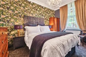 伦敦德里The Lawrence的一间卧室配有一张床和花卉壁纸